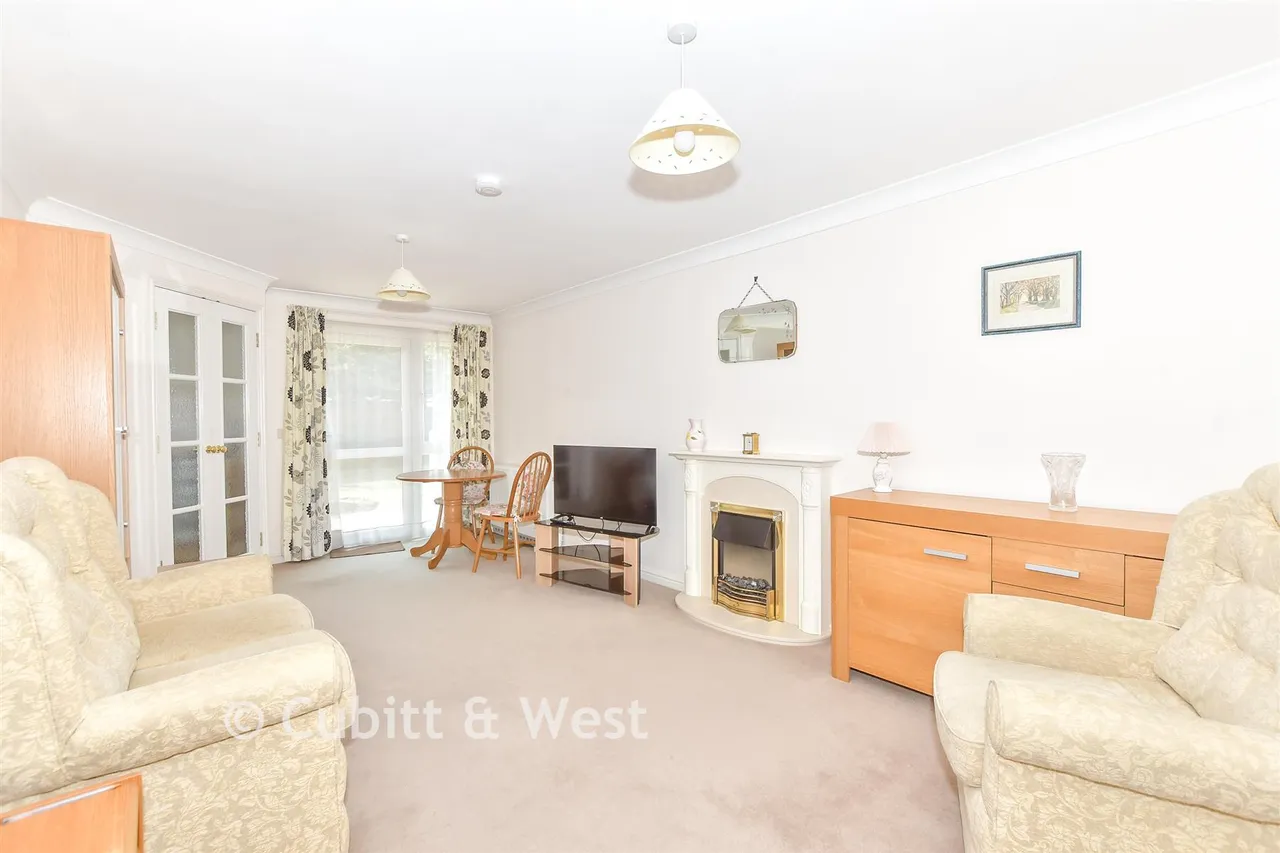 London Road, Cowplain, PO8, photo 3