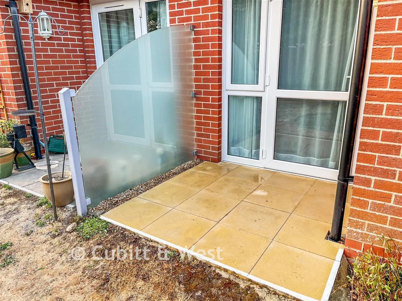 London Road, Cowplain, PO8, photo 10
