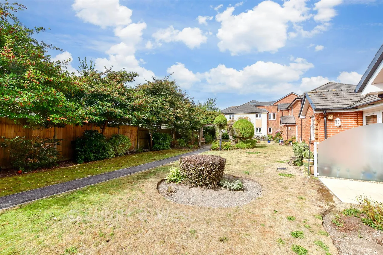 London Road, Cowplain, PO8, photo 8