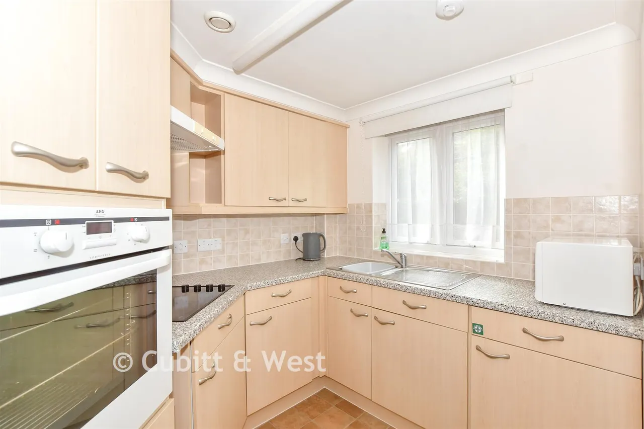 London Road, Cowplain, PO8, photo 4