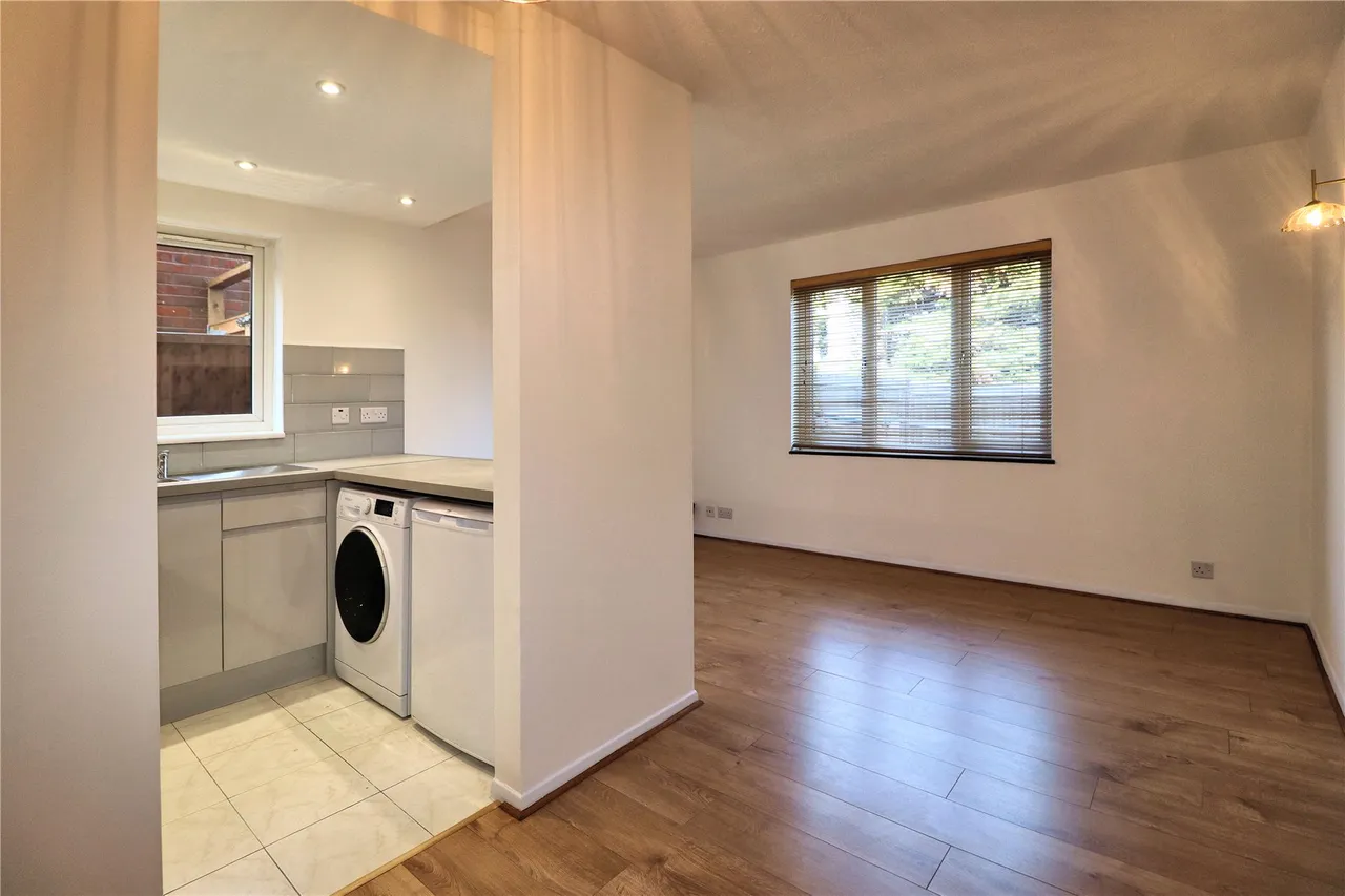 Tucker Road, Ottershaw, KT16, photo 2