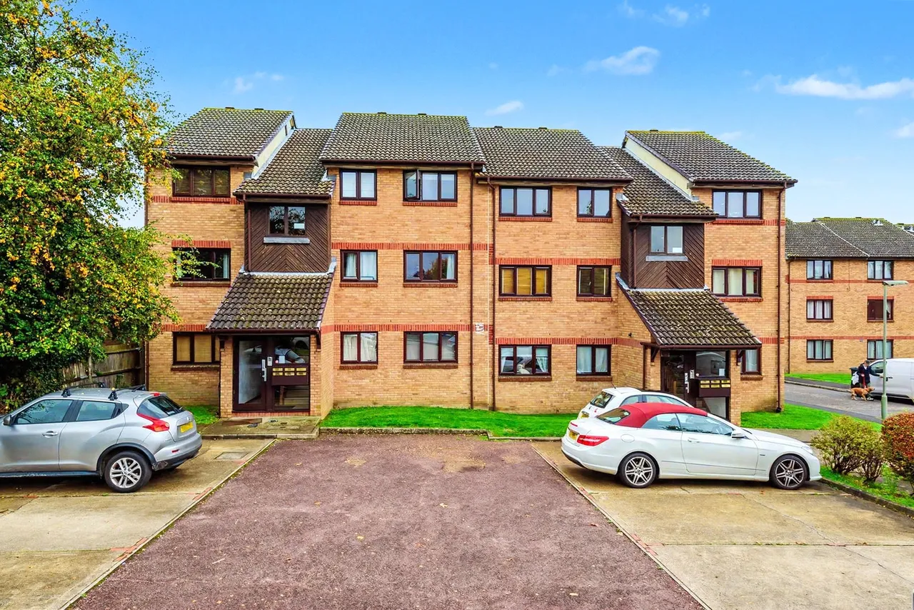 1 bed flat for sale, Tucker Road, Ottershaw, KT16