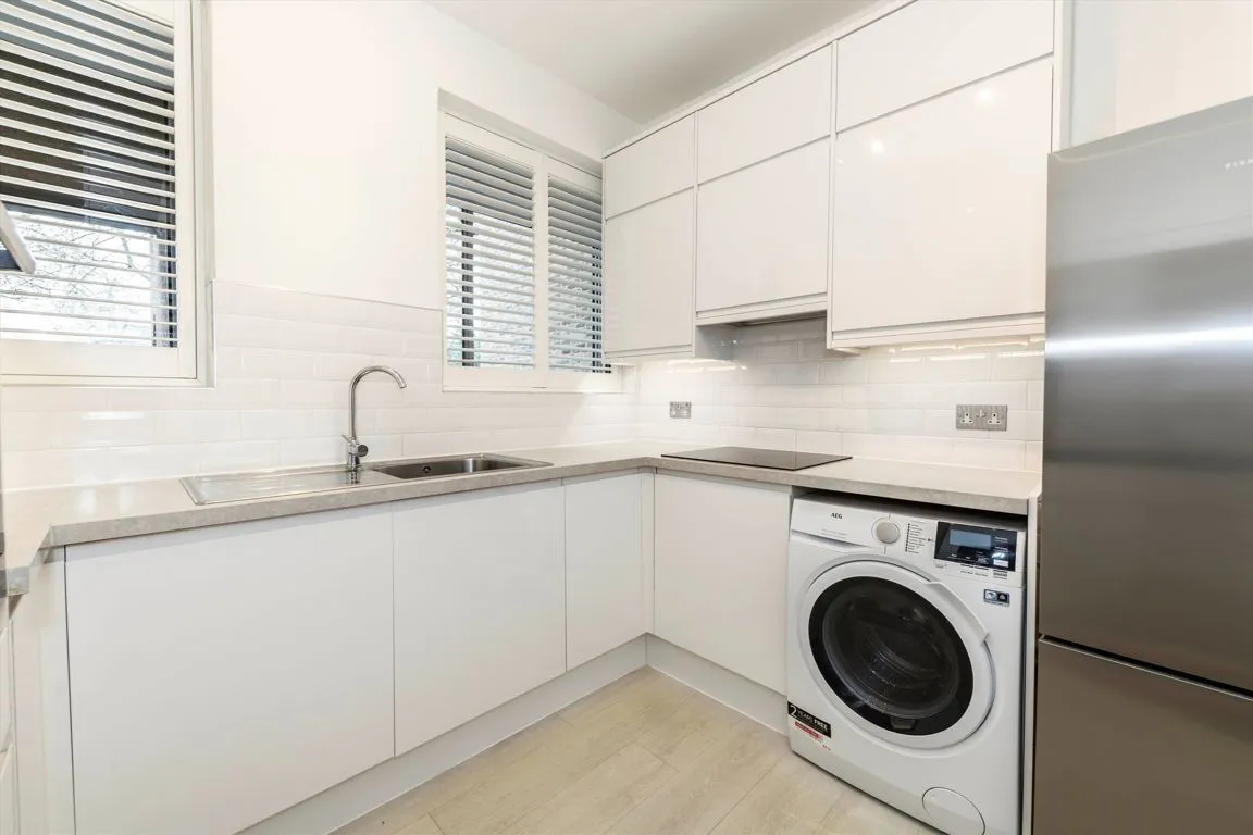Stroudwater Park, Weybridge, KT13, photo 3