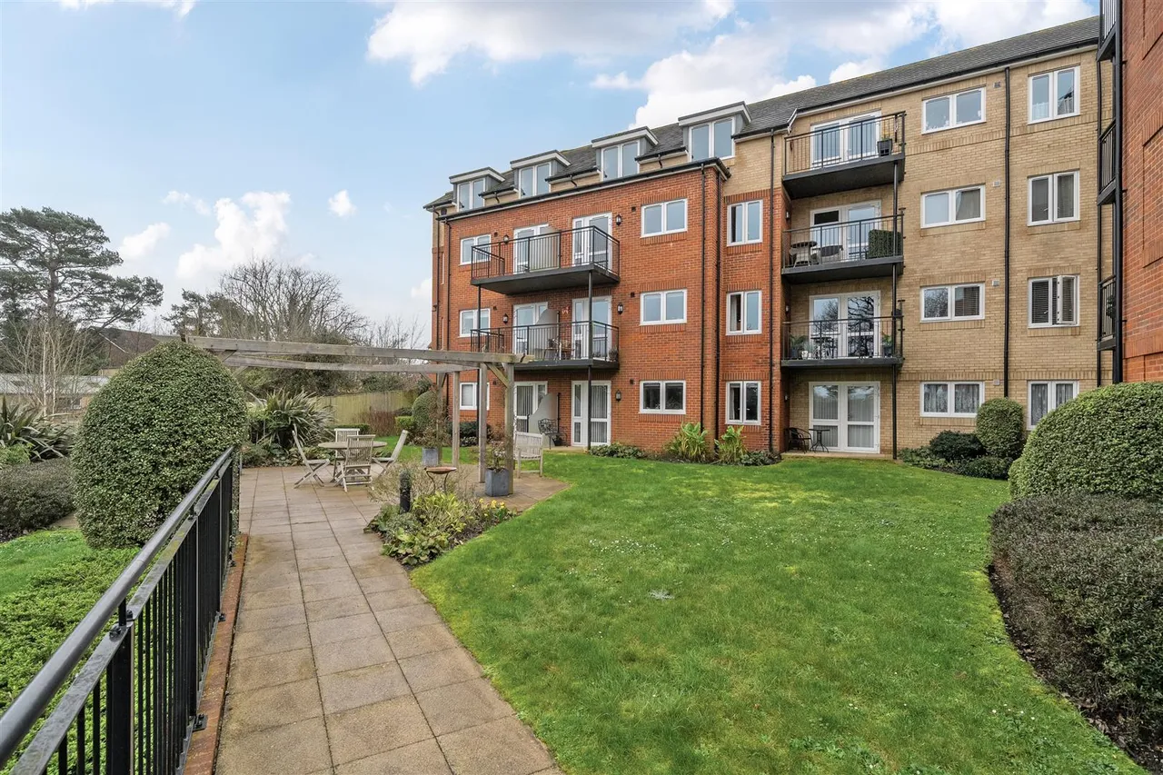 Botley Road, Park Gate, SO31, photo 11