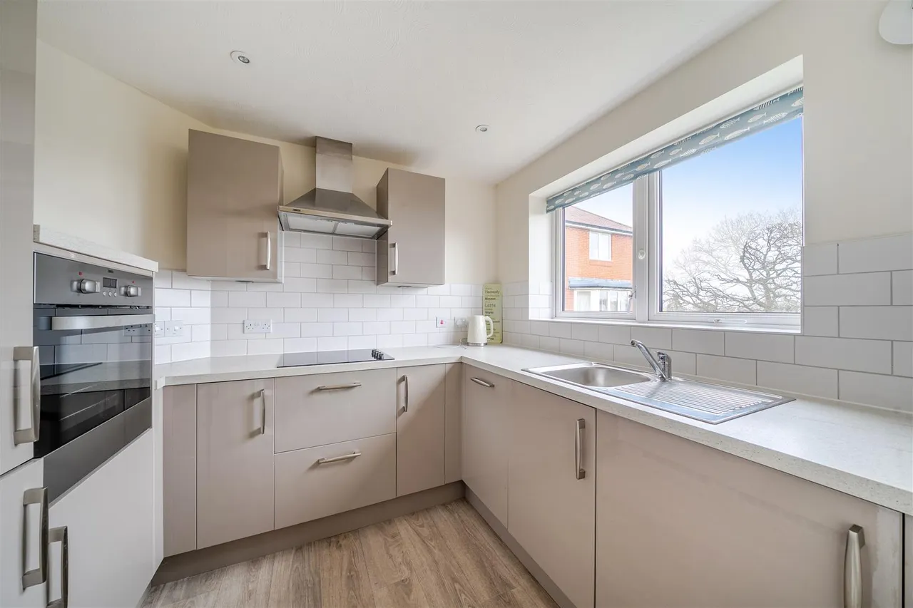 Botley Road, Park Gate, SO31, photo 2