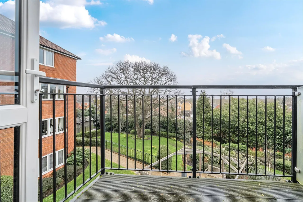 Botley Road, Park Gate, SO31, photo 4