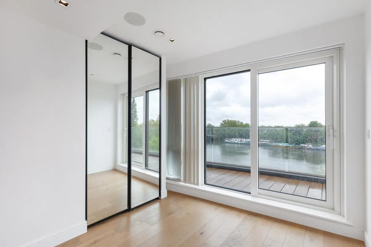 Kew Bridge Road, Brentford, TW8, photo 13