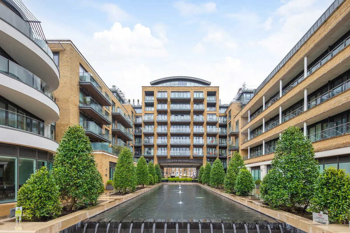 3 bed flat for sale, Kew Bridge Road, Brentford, TW8