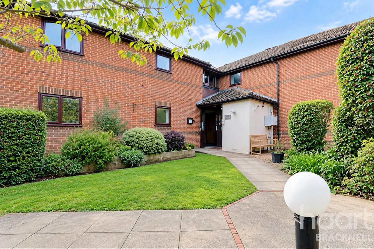 Huntsgreen Court, Bracknell, RG12, photo 2
