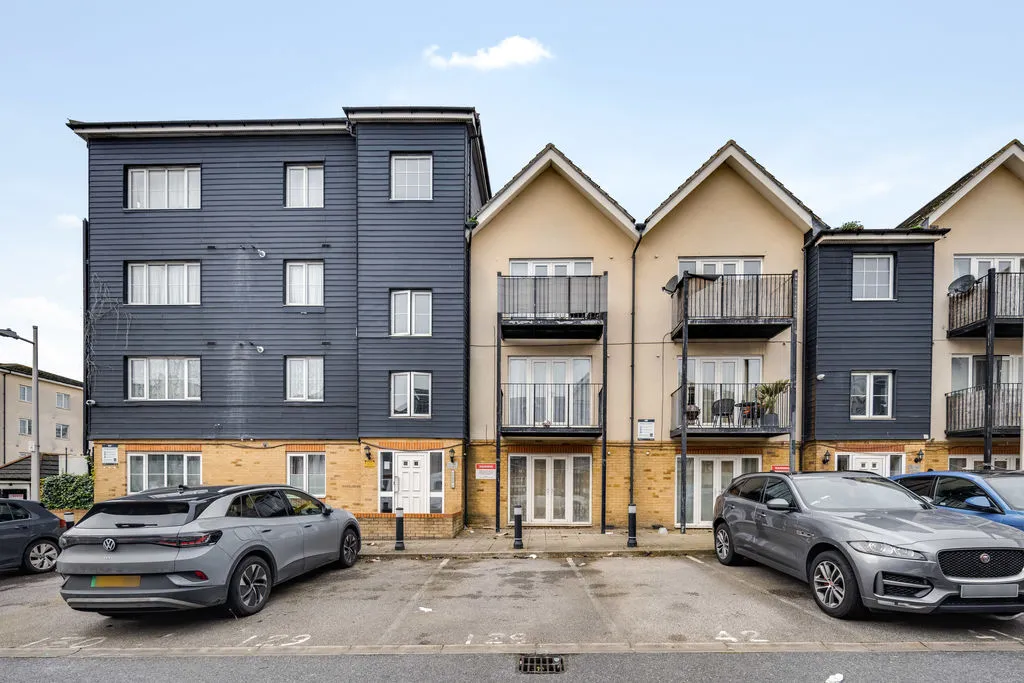 2 bed flat for sale, Blackthorn Road, Ilford, IG1