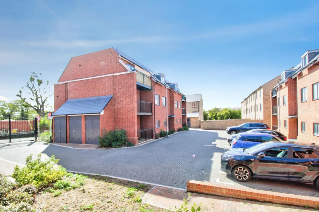 Broadway, Rainham, RM13, photo 11