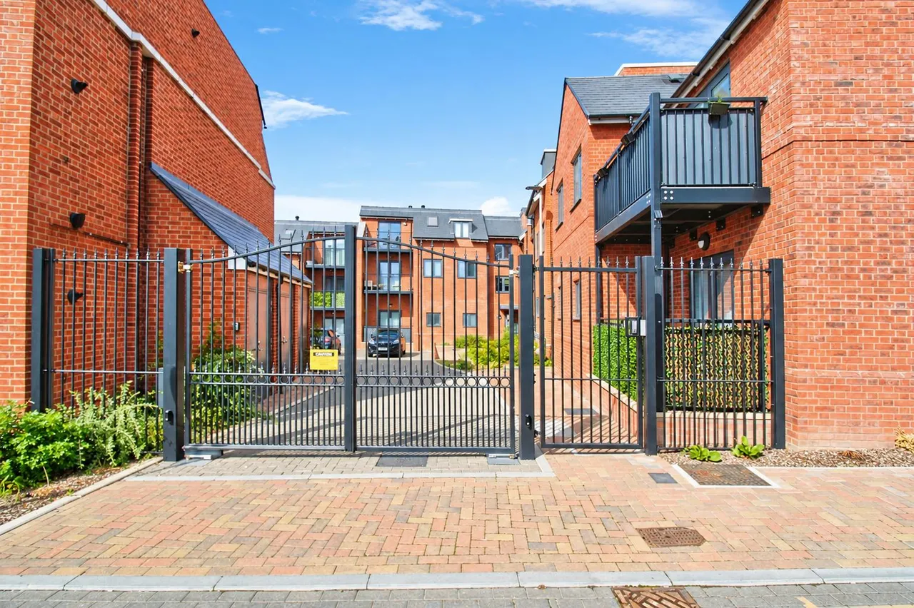 1 bed flat for sale, Broadway, Rainham, RM13