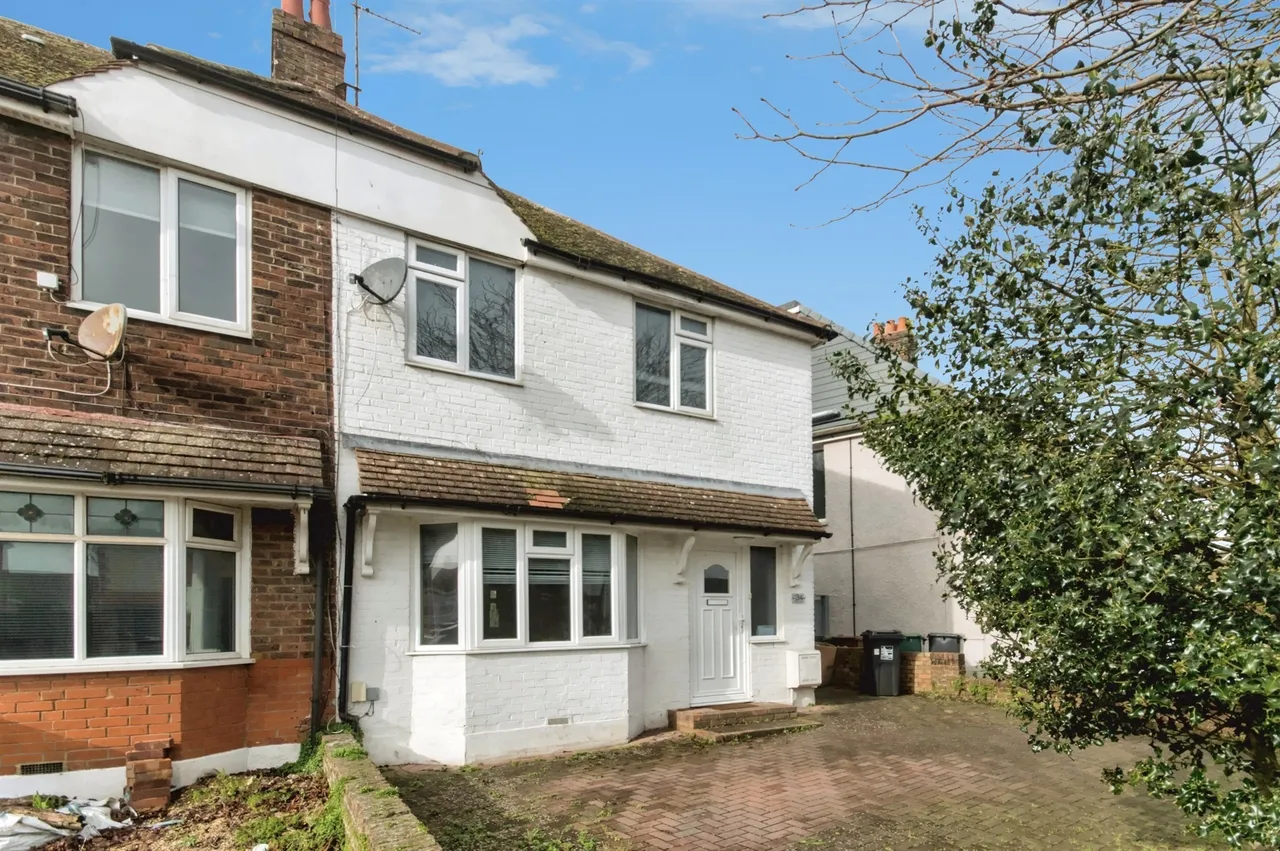 3 bed house for sale — Queens Crescent, Eastbourne