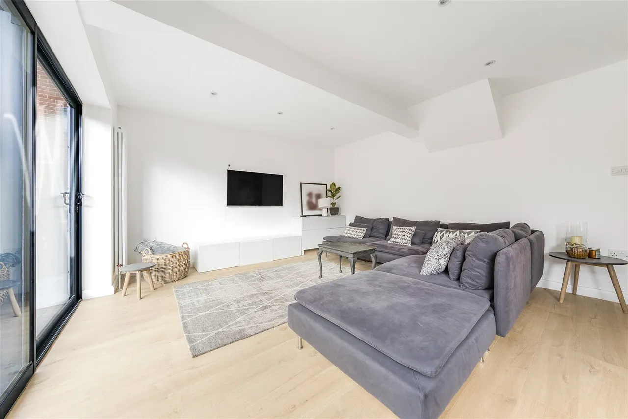 Green Street, Sunbury, TW16 6QL, photo 2