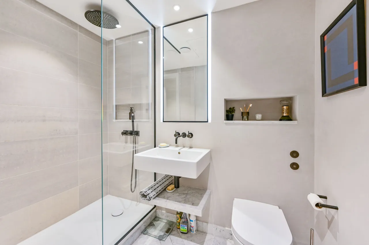 Apartment 11-02, 33 Newton Street, London, photo 9