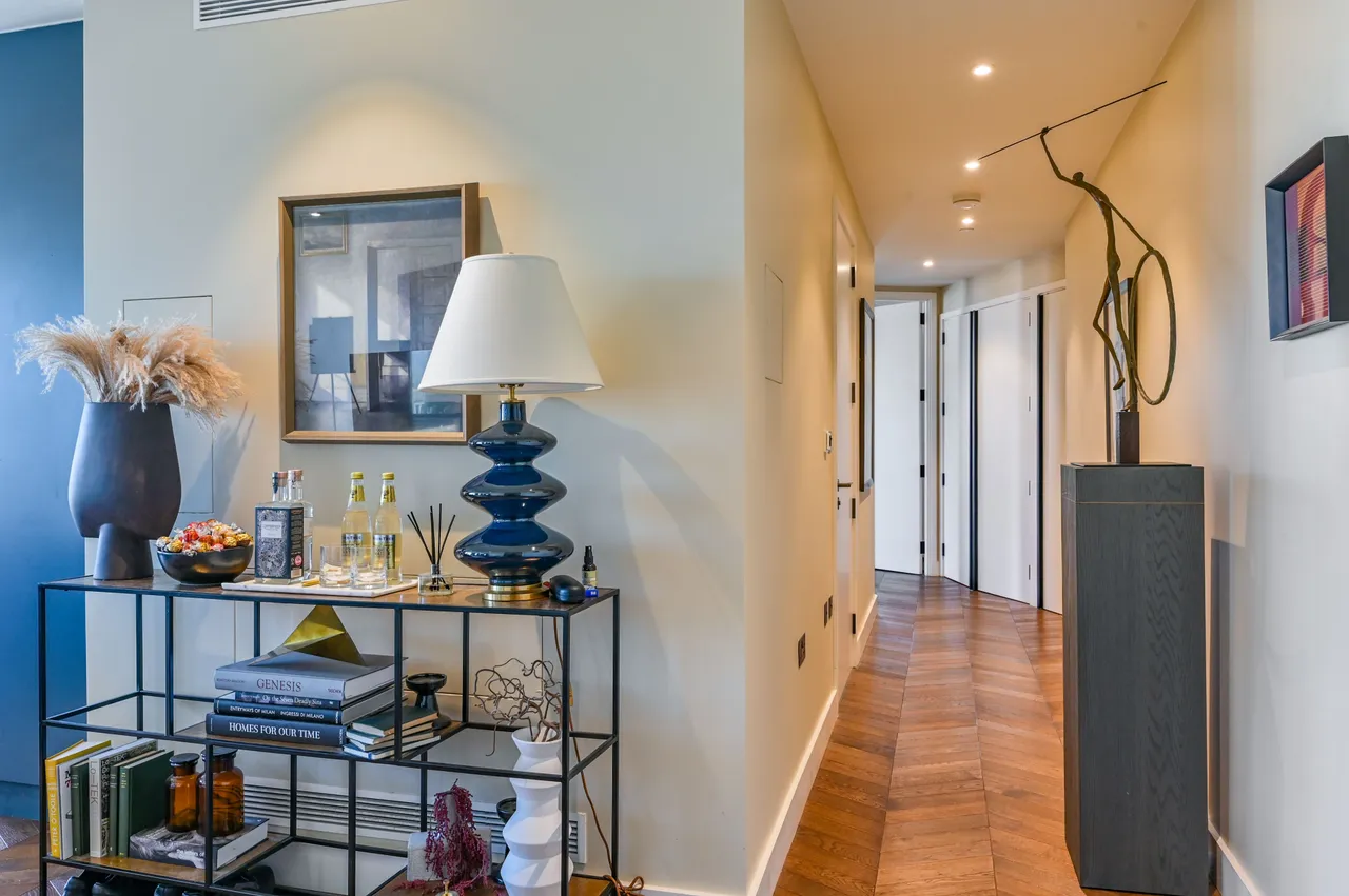 Apartment 11-02, 33 Newton Street, London, photo 4