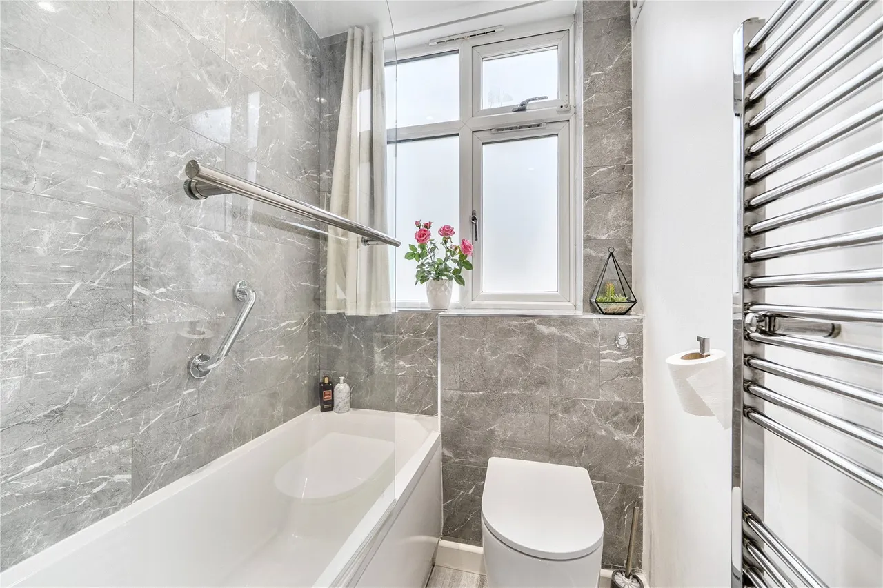 Oakleigh Road North, London, N20, photo 13