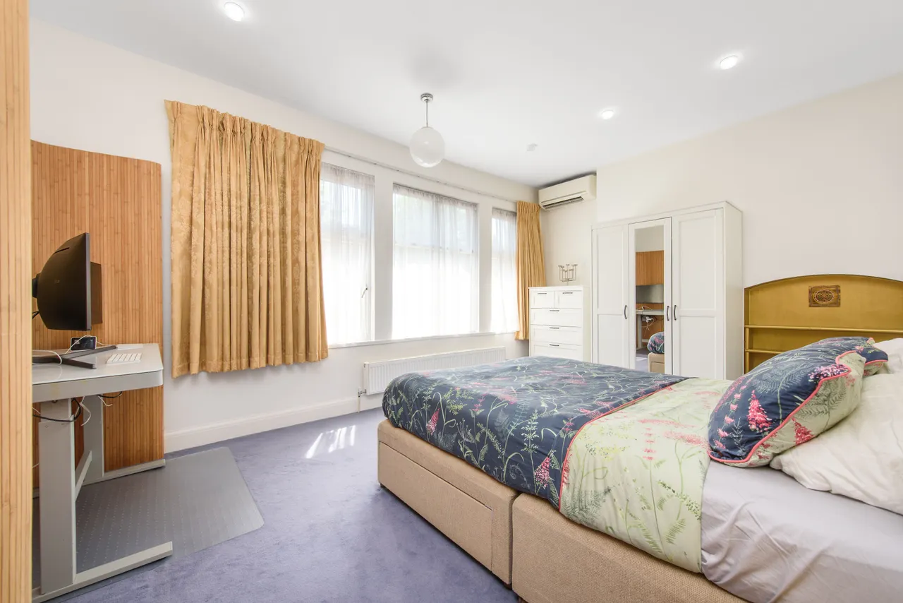 London, NW4, photo 15