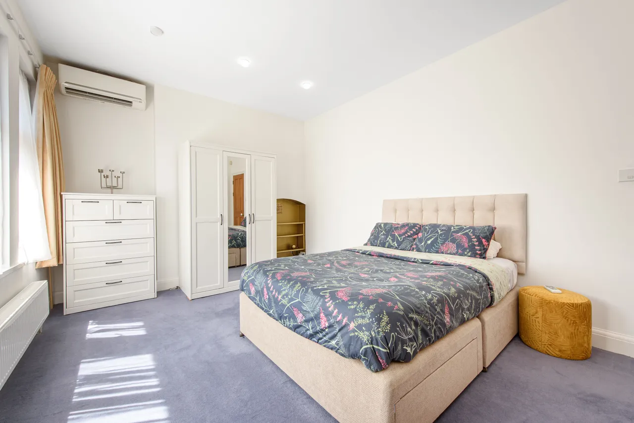 London, NW4, photo 3
