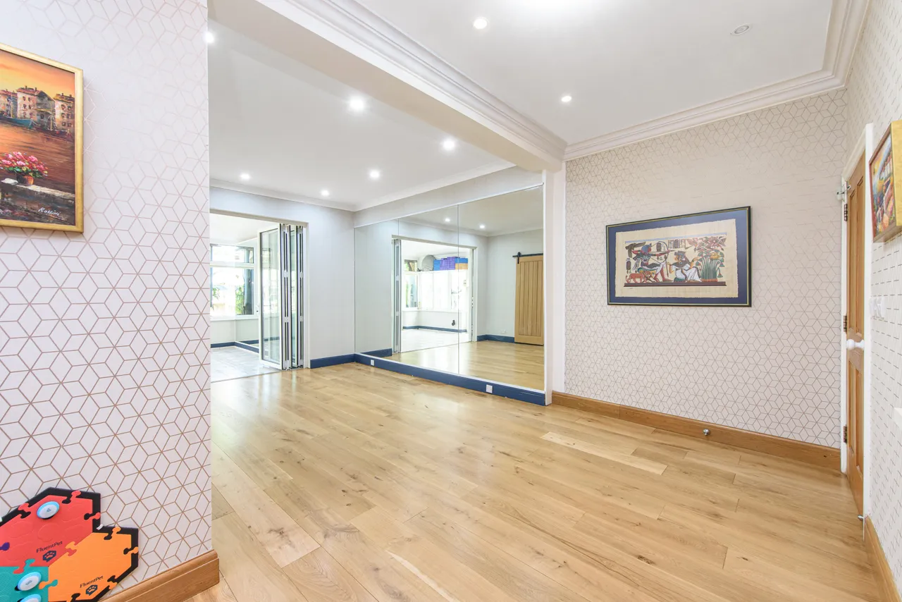 London, NW4, photo 24