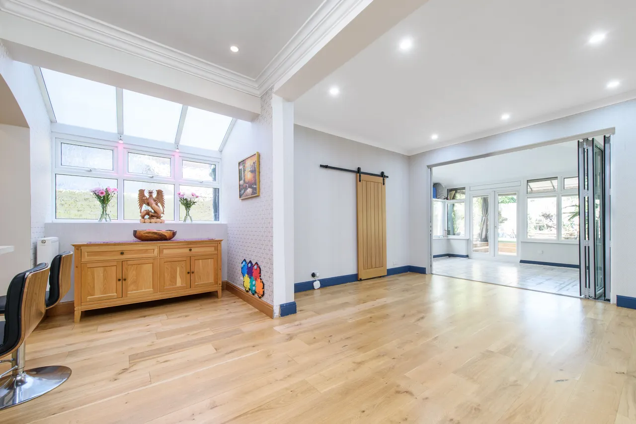 London, NW4, photo 13