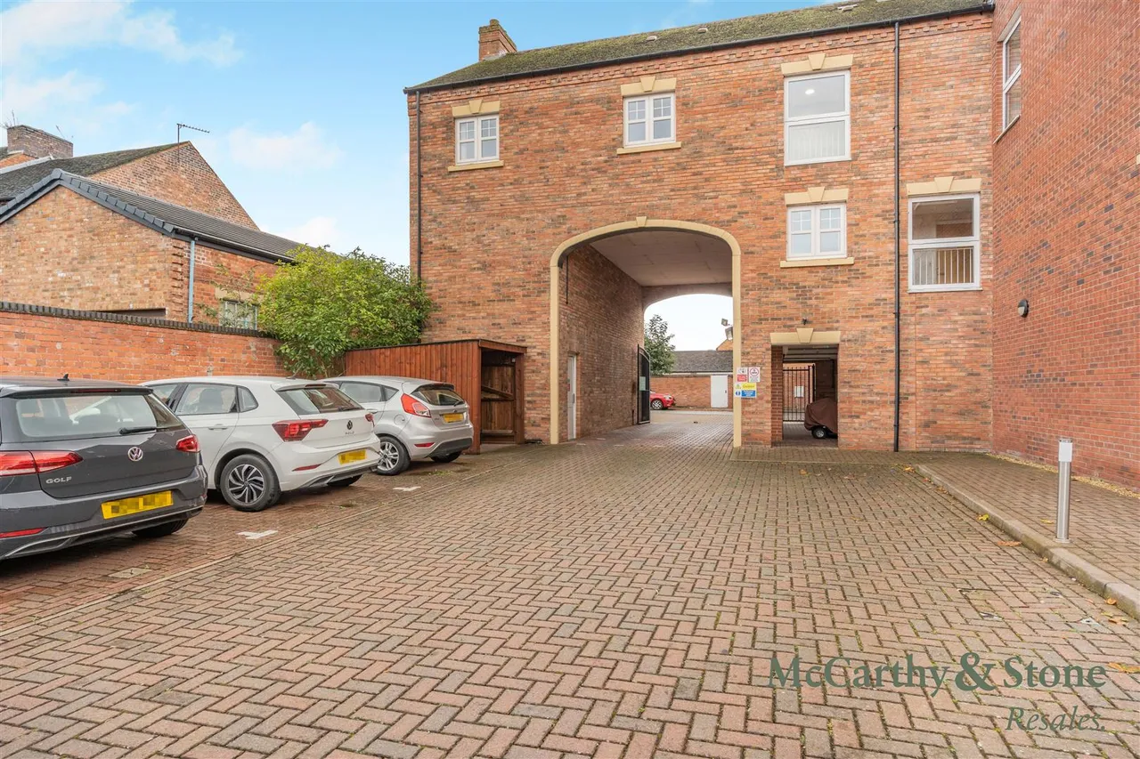 2 bed flat for sale, South Street, Atherstone, CV9
