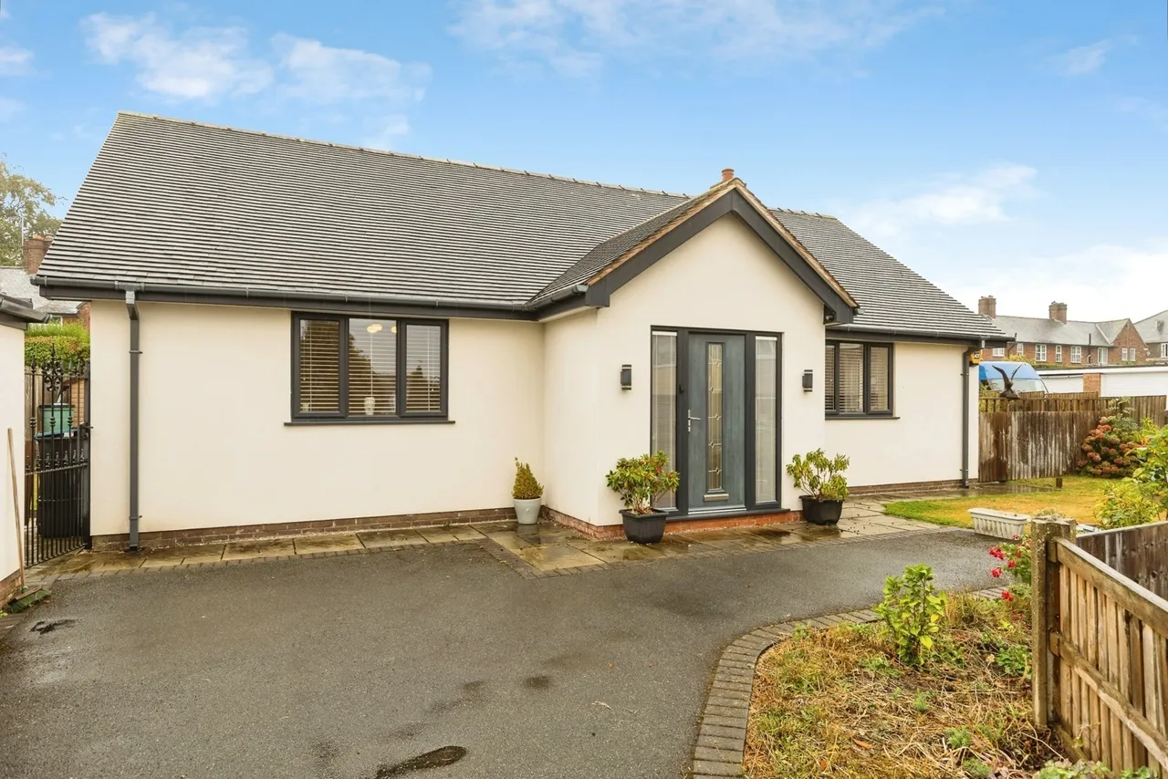 Sussex Gardens, Wrexham, LL11, photo 19