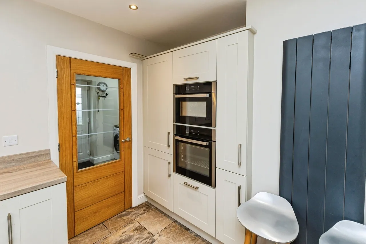 Sussex Gardens, Wrexham, LL11, photo 8