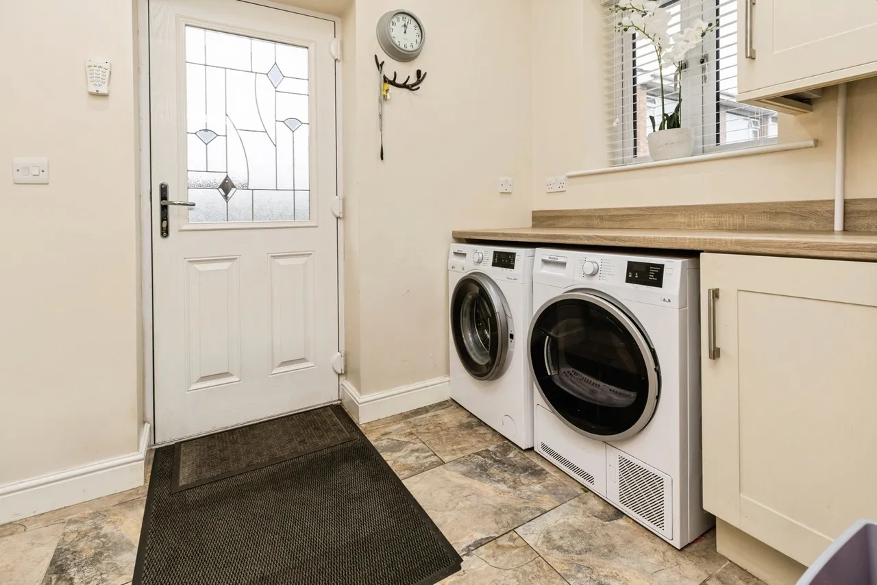 Sussex Gardens, Wrexham, LL11, photo 9