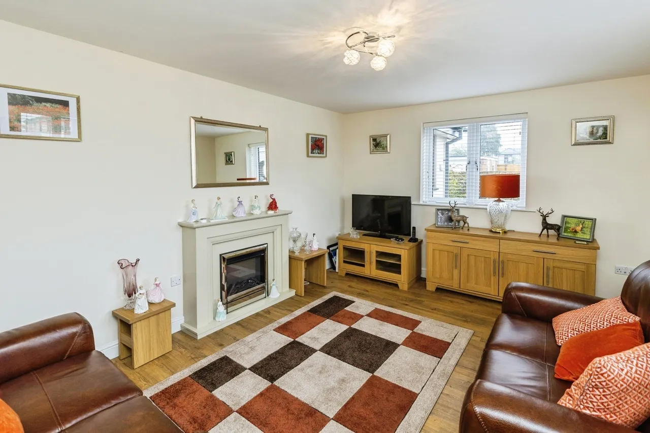 Sussex Gardens, Wrexham, LL11, photo 4