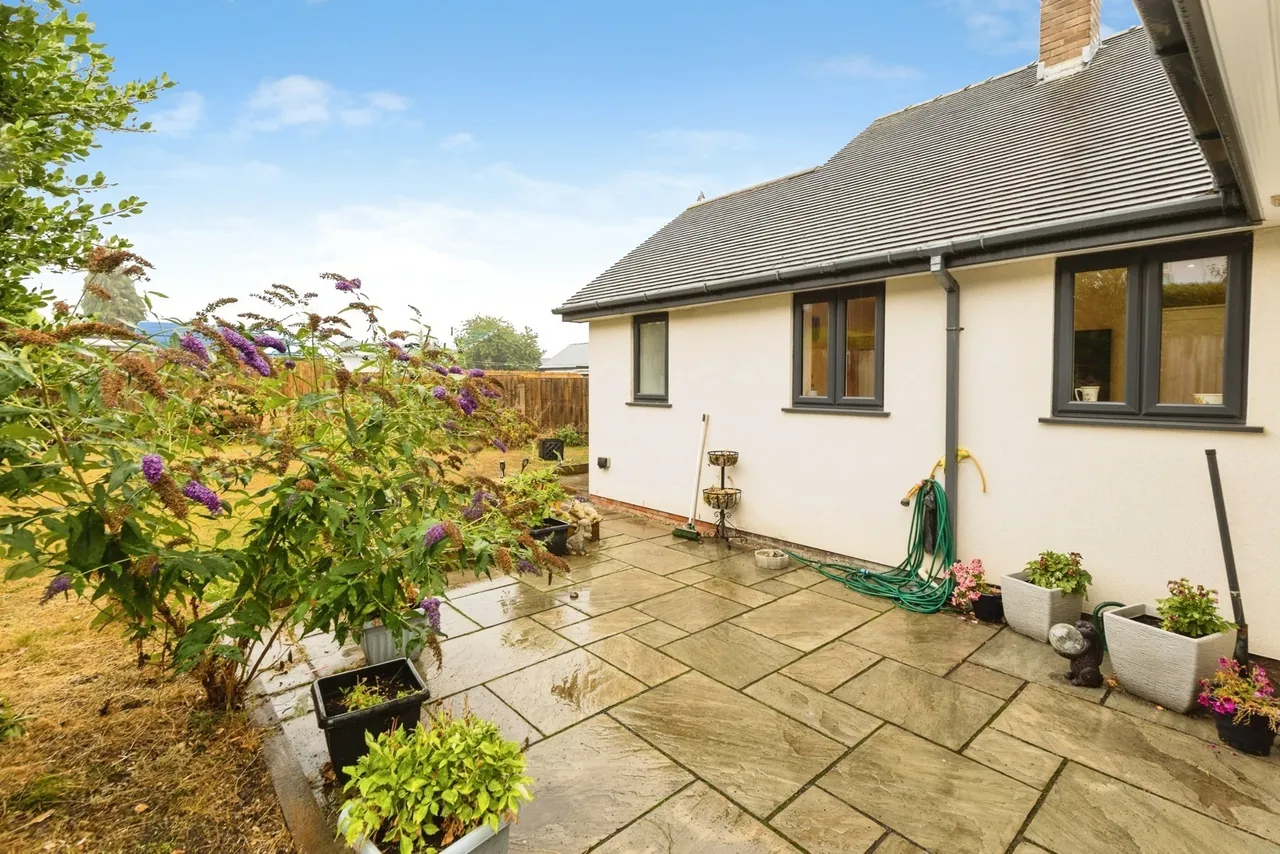 Sussex Gardens, Wrexham, LL11, photo 18