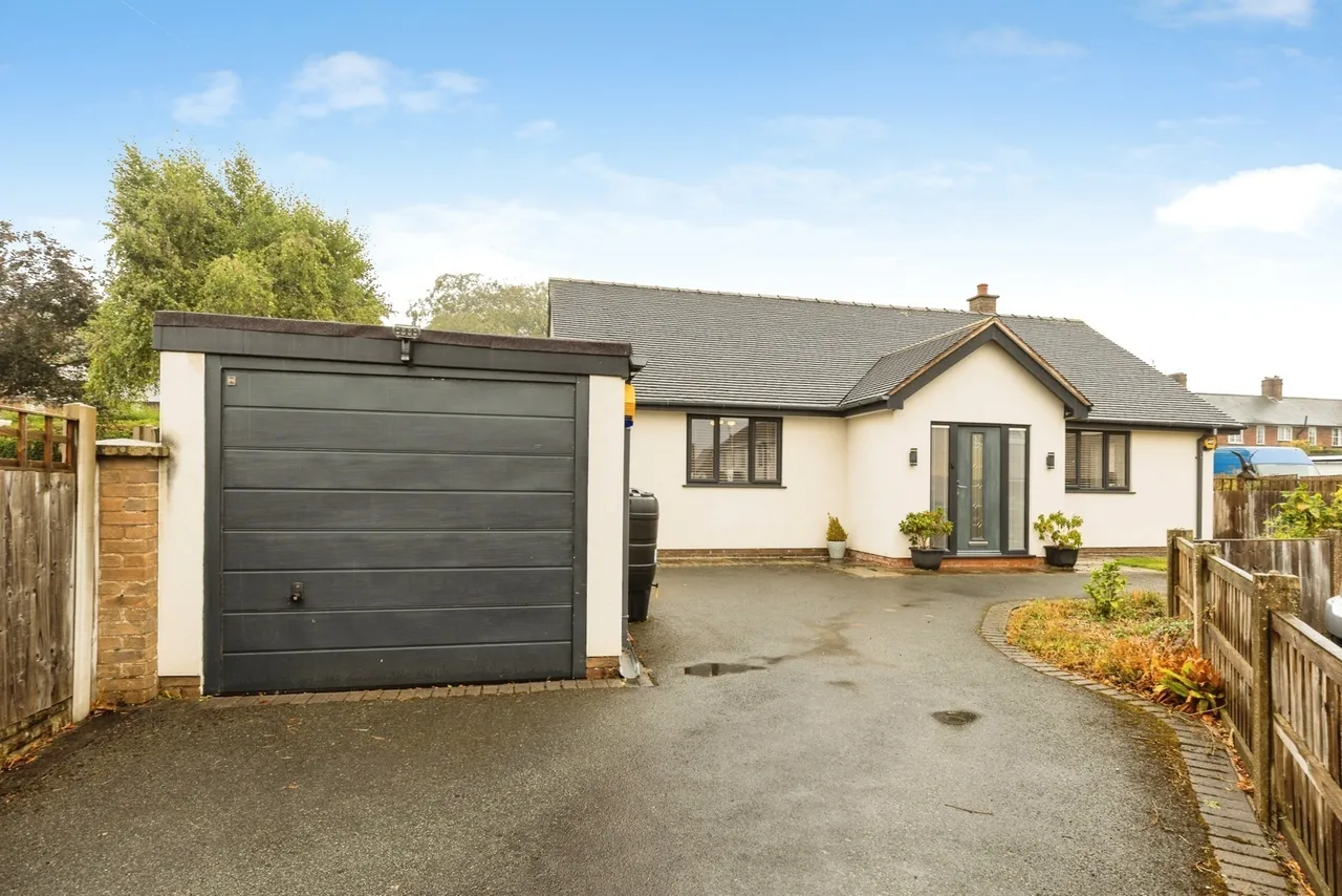 Sussex Gardens, Wrexham, LL11, photo 21