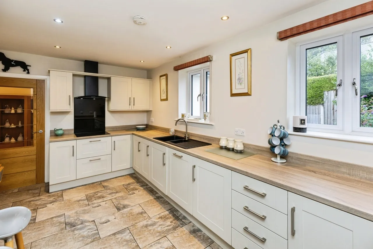 Sussex Gardens, Wrexham, LL11, photo 7
