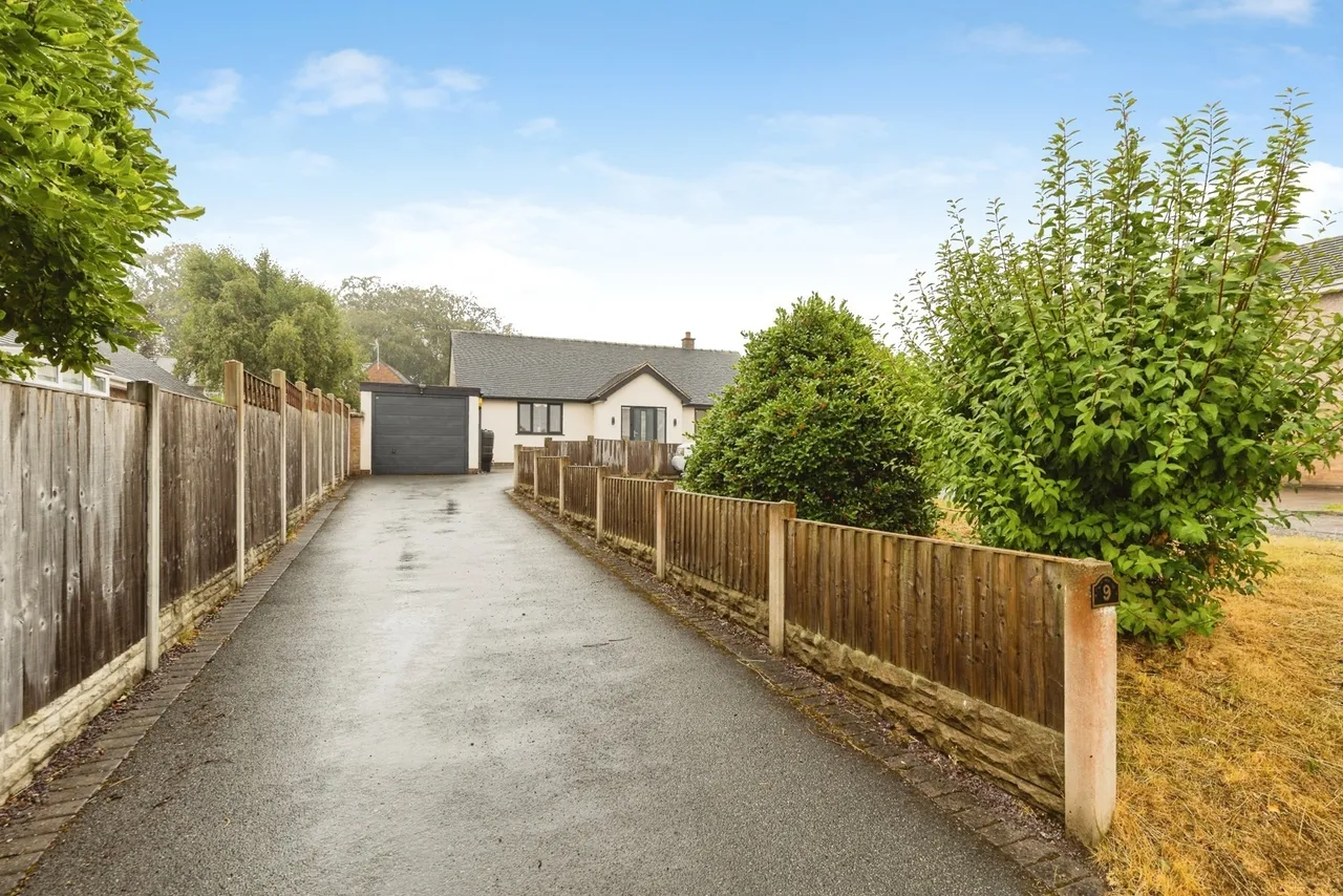 Sussex Gardens, Wrexham, LL11, photo 6