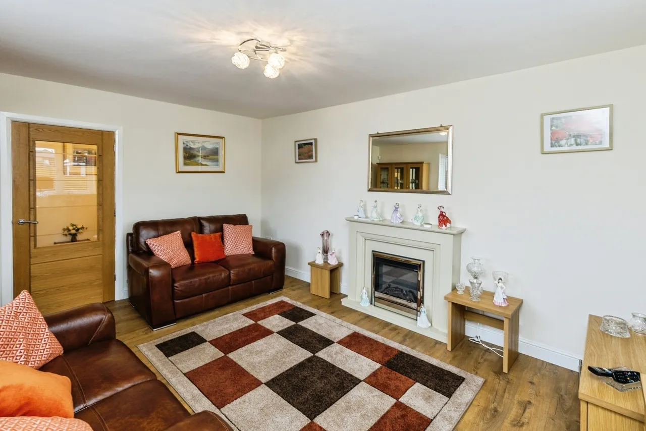 Sussex Gardens, Wrexham, LL11, photo 5