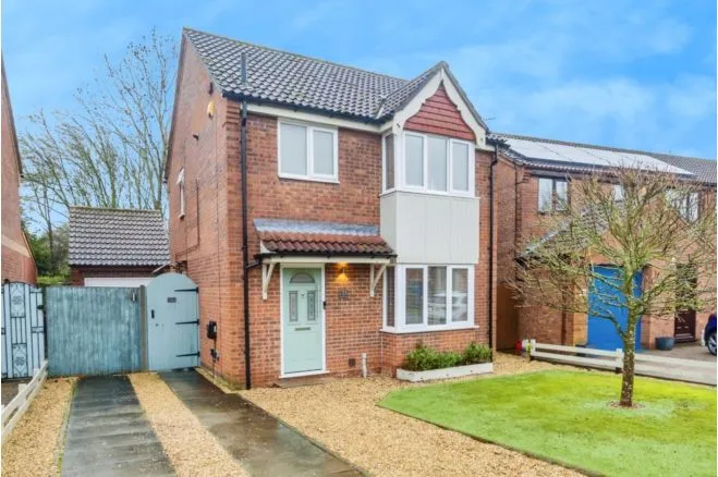 3 bed house for sale — Heathfield Avenue, Branston, Lincoln