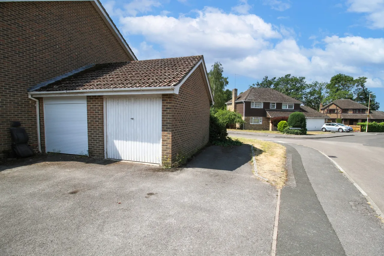 Hawkins Grove, Church Crookham, Fleet, GU51 5TX, photo 13