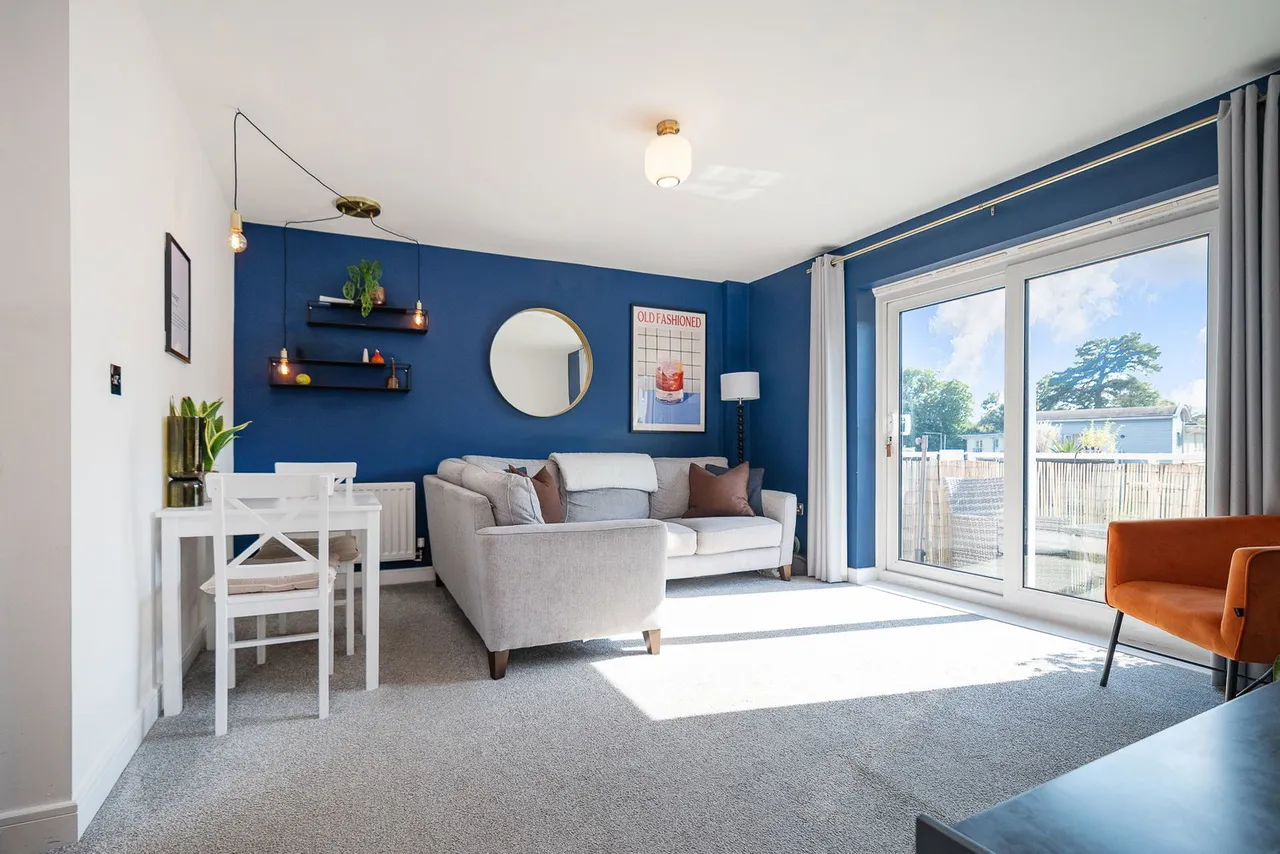 2 bed flat for sale, Foxboro Road, Redhill, RH1