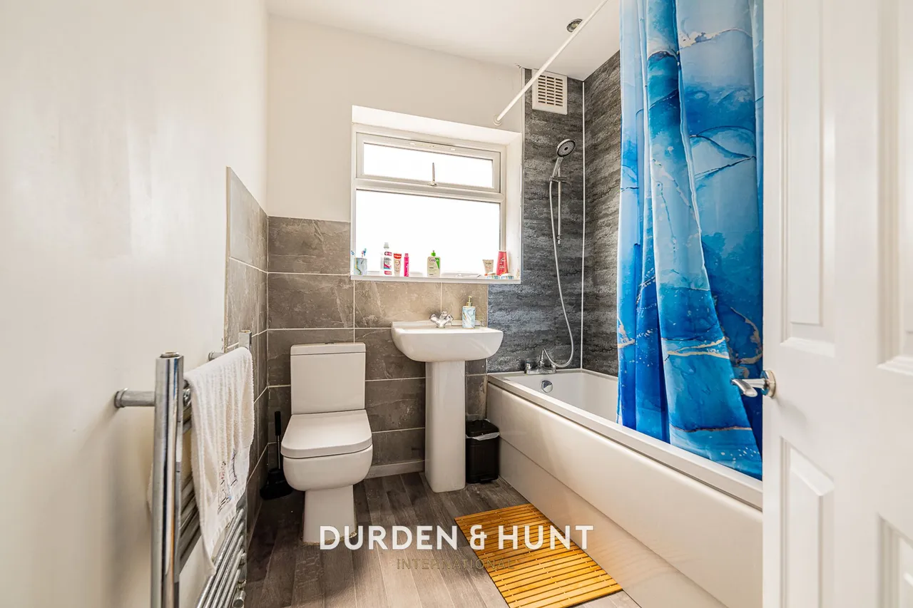 Carlton Road, Gidea Park, RM2, photo 8