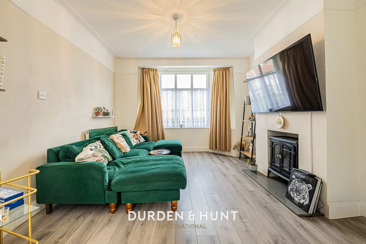 Carlton Road, Gidea Park, RM2, photo 2