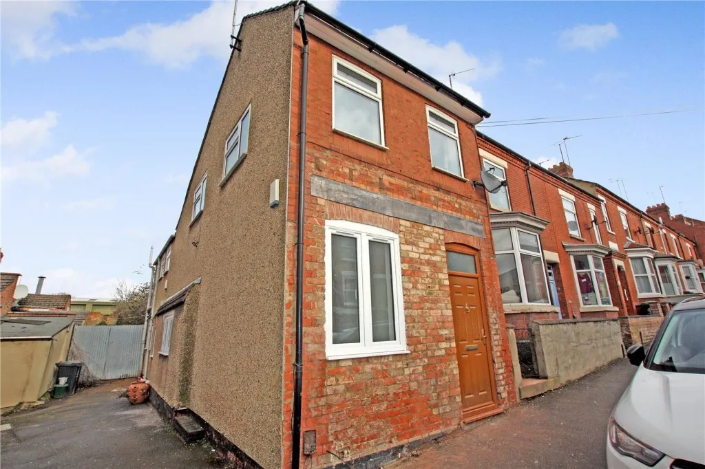 2 bed flat for sale — Victoria Road, Rushden, Northants
