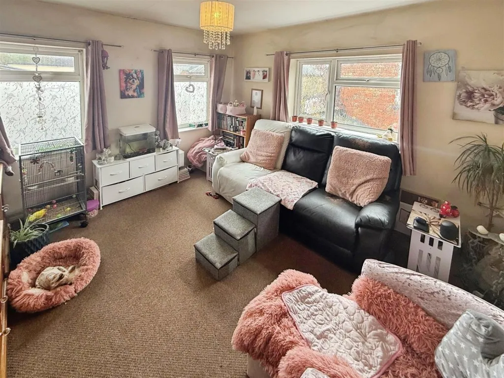 Victoria Road, Rushden, Northants, photo 6