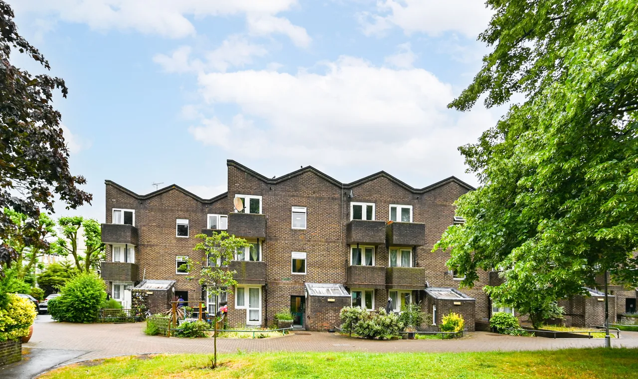 24 Burlington Close, London, photo 5