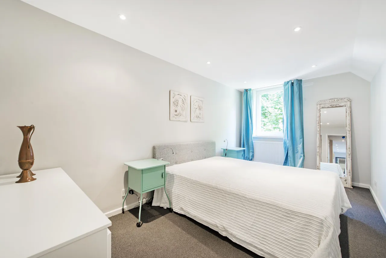 24 Burlington Close, London, photo 3