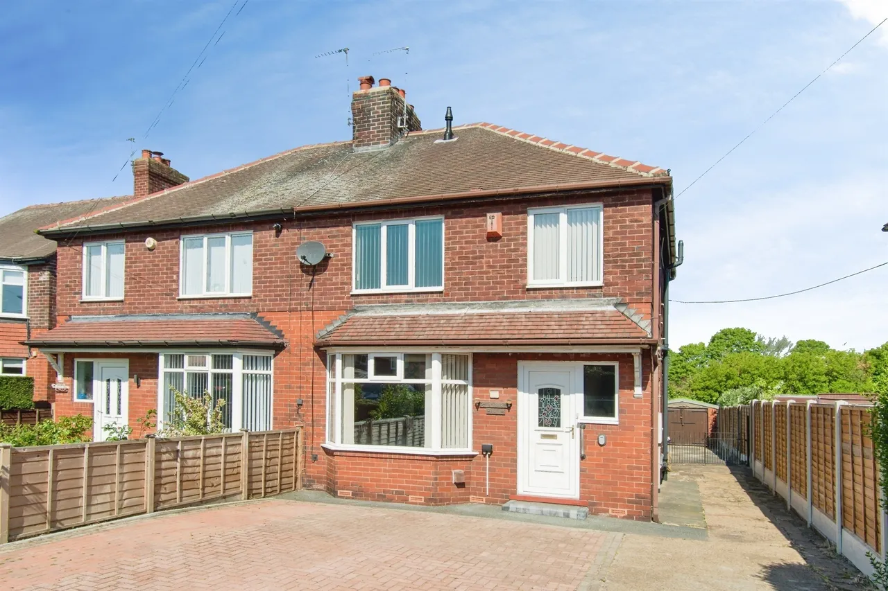 3 bed house for sale — Newfield Avenue, Castleford