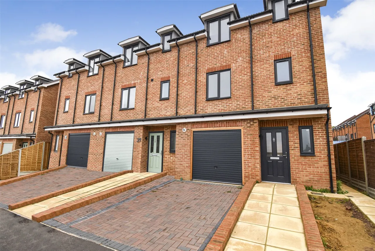 3 bed house for sale — Mount Pleasant Road, Aldershot, Hampshire, GU12 4NL