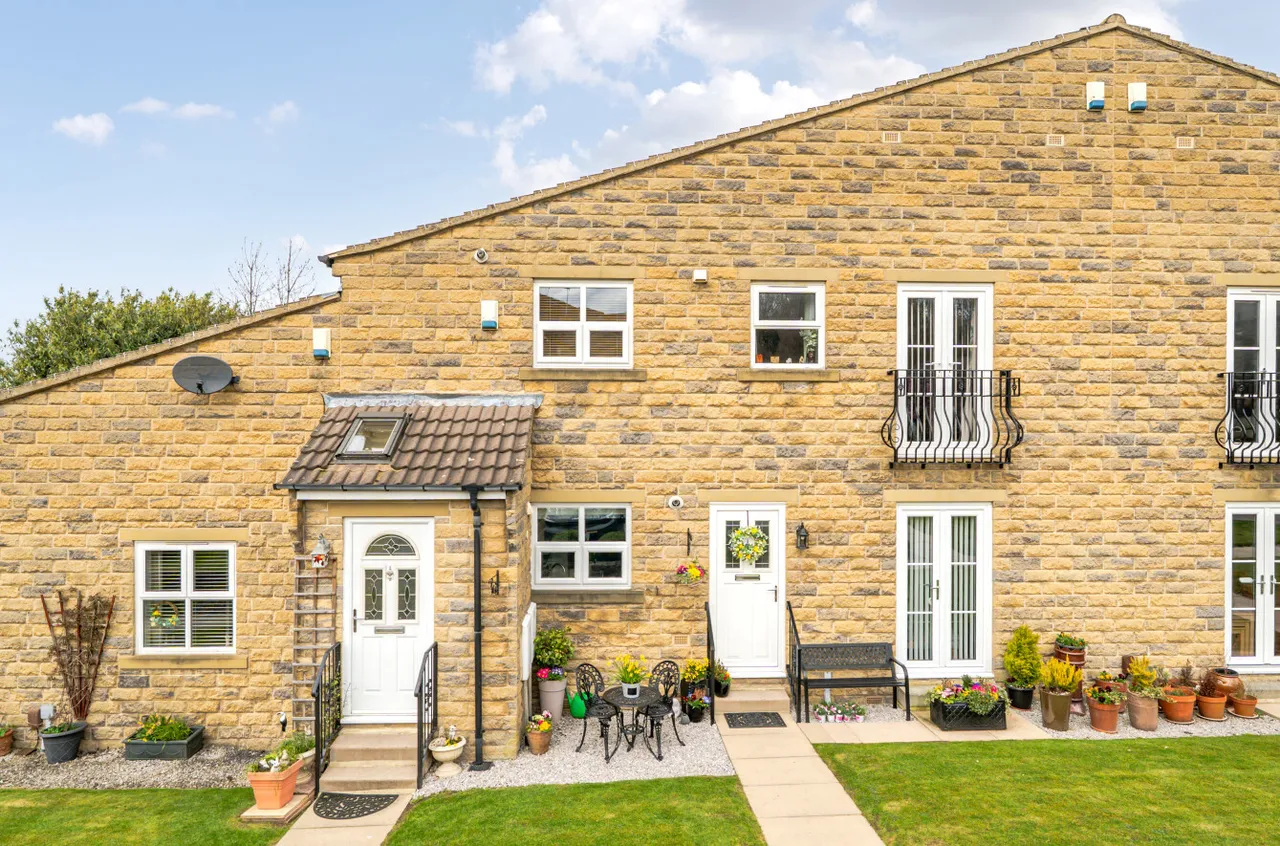 2 bed flat for sale, Queens Drive, Pudsey, LS28