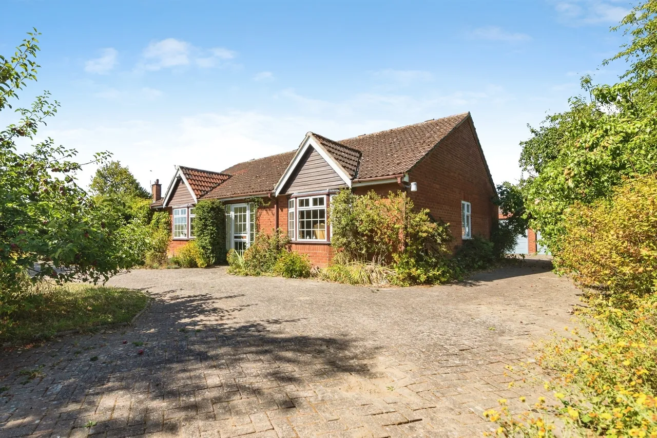 3 bed house for sale — Norwich Road, Halesworth