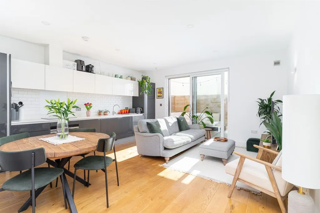 2 bed flat for sale — 15 Purley Rise, Purley CR8 3BR
