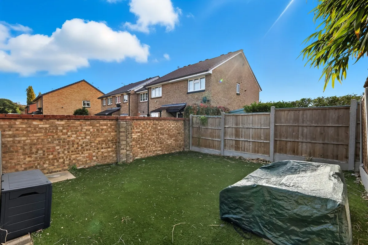 Camellia Close, Romford, Harold Wood, RM3 0XW, photo 16
